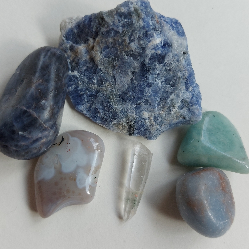 Lot of six crystals
